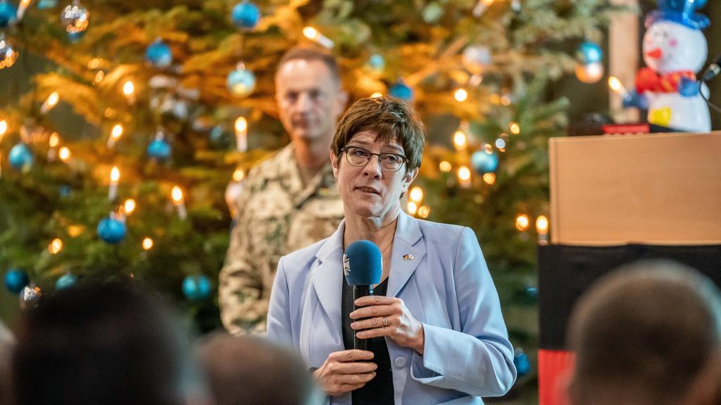 Verteidigungsministerin Kramp-Karrenbauer in Zypern