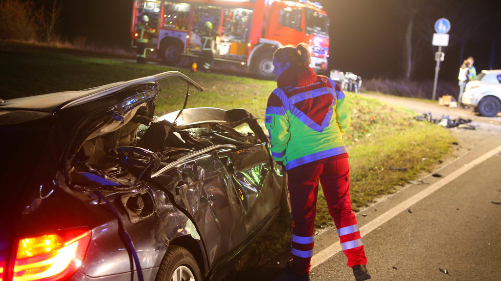 21.12.2019, Niedersachsen, Dransfeld: Eine Mitarbeiterin vom Rettungsdienst schaut in ein Fahrzeugwrack, das auf der Bundesstraße 3 bei Dransfeld steht. Bei dem Verkehrsunfall mit fünf beteiligten Pkw wurden vier Personen getötet, vier weitere schwer