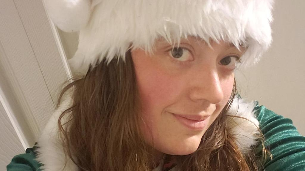 Melissa Stinsman mit einer Weihnachtsmannmütze