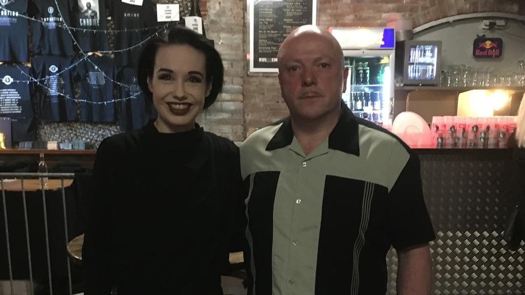RTL-Redakteurin Claudia Spitzkowski und VNV Nation-Frontmann Ronan Harris beim Interview im Kulttempel in Oberhausen am 21.12.2019.