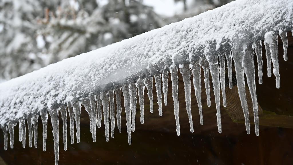 12.12.2019, Hessen, Willingen: Eiszapfen hängen vom Dach einer Hütte auf dem Ettelsberg. In den Höhenlagen des Sauerlands sind ein paar Zentimeter Neuschnee gefallen. Foto: Uwe Zucchi/dpa +++ dpa-Bildfunk +++
