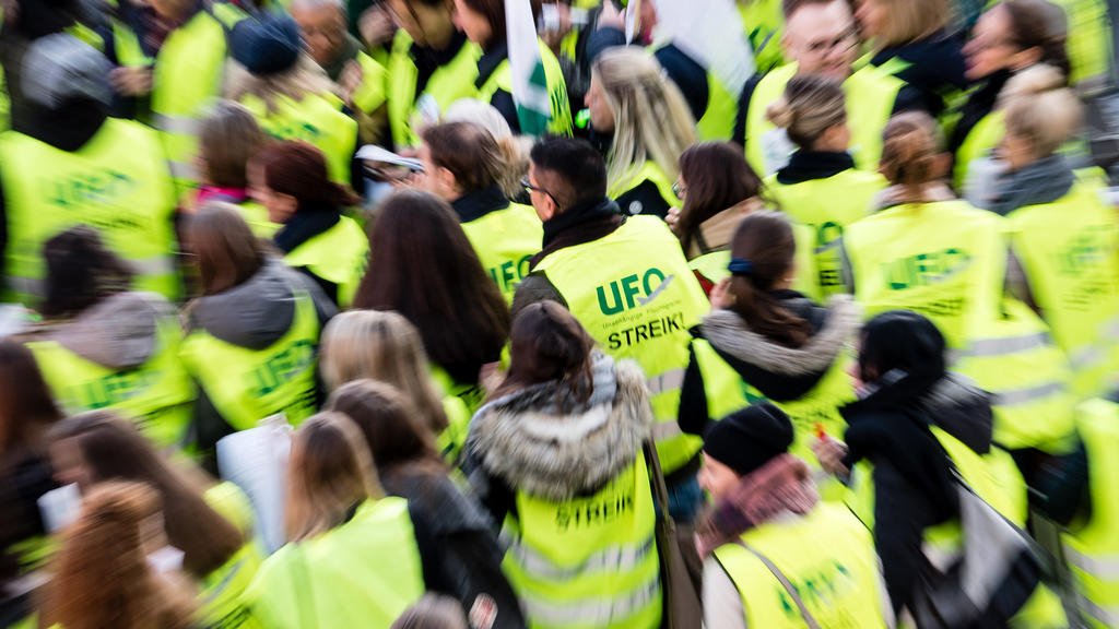 ARCHIV - 07.11.2019, Bayern, München: Flugbegleiter der Unabhängigen Flugbegleiter Organisation UFO haben sich zu einer Streik-Kundgebung vor dem Terminal am Flughafen versammelt. Die Lufthansa sagte wegen eines 48-Stunden-Streiks der Flugbegleiter r