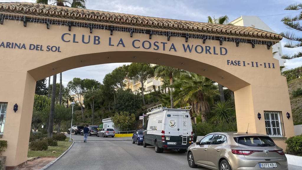24.12.2019, Spanien, Malaga: Am Eingang der Ferienanlage Club La Costa World in der Nähe von Malaga steht ein Zivilschutzfahrzeug. Während ihres Urlaubs an der Costa del Sol sind ein Mädchen, sein großer Bruder und sein Vater an Heiligabend im Pool e