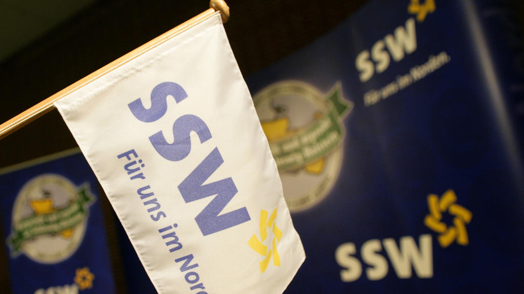 ILLUSTRATION - SSW-Schriftzüge sind am Samstag (09.06.2012) in Flensburg während des SSW-Parteitags zu sehen. Auf ihren Parteitagen entscheiden SPD, Grüne und SSW (Südschleswigscher Wählerverband) am Samstag über die Bildung einer gemeinsamen Koaliti