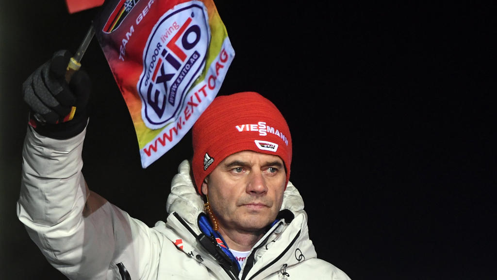 15.12.2019, Sachsen, Klingenthal: Ski nordisch/Skispringen: Weltcup, Großschanze, Männer, 2. Wertungsdurchgang, in der Vogtlandarena in Klingenthal. Stefan Horngacher, Skisprung-Bundestrainer Männer, hebt die Fahne auf dem Trainerturm. Relaxen ist ni