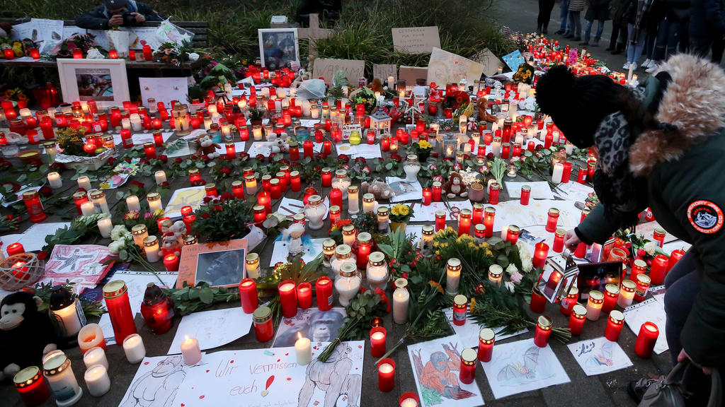 02.01.2020, Nordrhein-Westfalen, Krefeld: Vor dem Krefelder Zoo legen Menschen Blumen ab und stellen Trauerkerzen auf. Nach dem Brand des Affenhauses im Krefelder Zoo mit vielen toten Tieren gibt es laut Ermittlern Hinweise auf sogenannte "Himmelslat