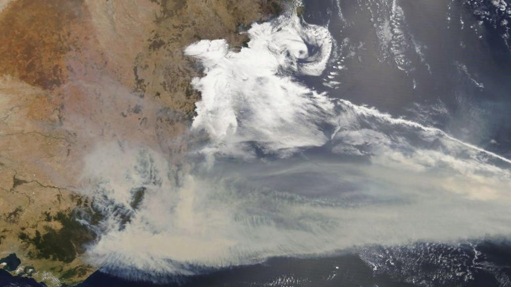 02.01.2020, ---, -: Eine vom NASA-Satelliten Terra aufgenommene Aufnahme mit dem Moderate Resolution Imaging Spectroradiometer (MODIS) zeigt dicken Rauch, der den Südosten Australiens entlang der Grenze von Victoria und New South Wales bedeckt. In de