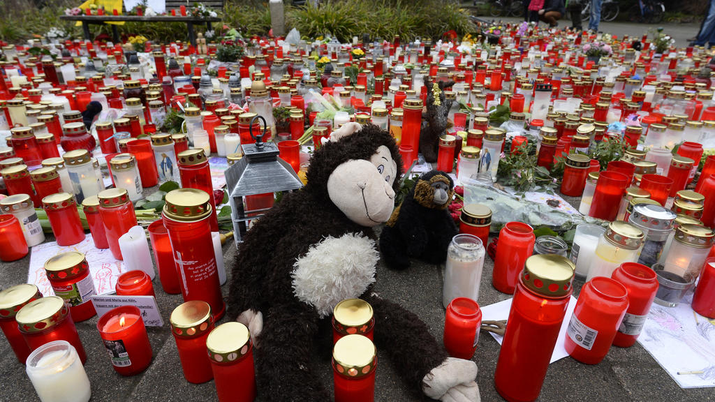 05.01.2020, Nordrhein-Westfalen, Krefeld: Ein Meer von Kerzen und Blumen liegt vor dem Eingang des Zoos. Nach dem verheerenden Brand im Affenhaus haben viele Besucher ihrer Trauer damit Ausdruck verliehen. Bei dem Feuer in der Nacht zu Neujahr starbe