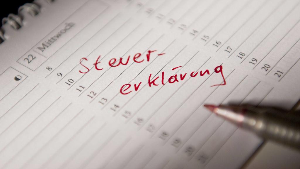 Steuererklärung abgeben - Eintrag im Kalender BLWX032467 Copyright: xblickwinkel/McPhotox/BerndxLeitnerxTax returns abgeben Entry in Calendar Copyright xblickwinkel McPHOTOx BerndxLeitnerx