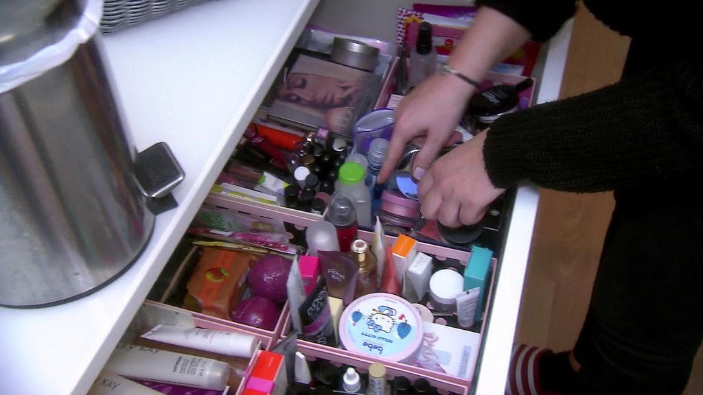 Frau mistet Kosmetik aus