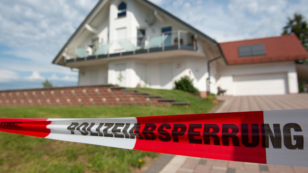 ARCHIV - 03.06.2019, Hessen, Wolfhagen: Mit Flatterband mit der Aufschrift "Polizeiabsperrung" ist der Bereich vor dem Haus des ermordeten Kasseler Regierungspräsidenten Lübcke abgesperrt. Der Hauptverdächtige im Mordfall Lübcke, Stephan E., hat sein