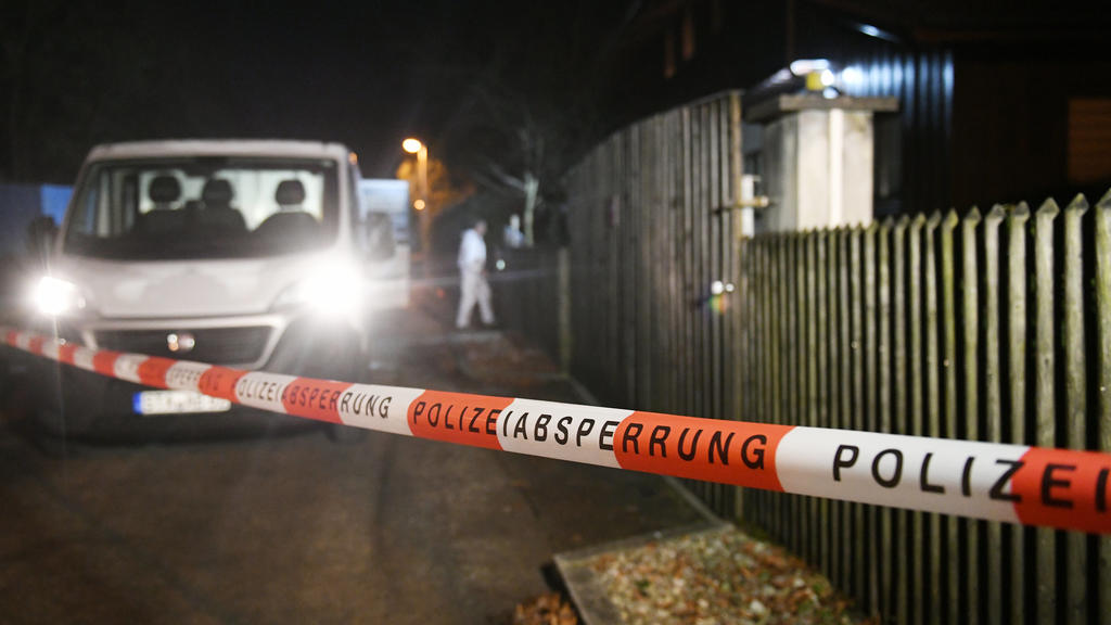 13.01.2020, Bayern, Starnberg: Ein Polizist kommt aus einem Haus in Starnberg, in dem drei Tote gefunden wurden. Nach derzeit noch nicht gesicherten Erkenntnissen handle es sich dabei um das Ehepaar, das in dem Haus lebte, und dessen Sohn, teilte die