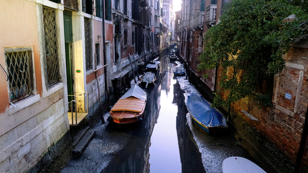 General view of a canal with boats during an exceptional low tide in the lagoon city of Venice, Italy January 11, 2020. REUTERS/Manuel Silvestri