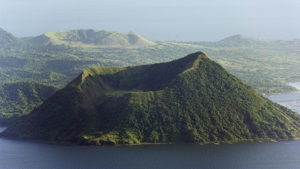 Taal Volcano, Lake Taal, Talisay, Luzon, Philippines, Southeast Asia, Asia PUBLICATIONxINxGERxSUIxAUTxONLY Copyright: ChristianxKober 733-1838Taal Volcano Lake Taal Talisay Luzon Philippines South East Asia Asia PUBLICATIONxINxGERxSUIxAUTxONLY Copyri