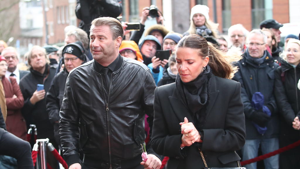Sänger Sasha mit Begleitung bei der Trauerfeier für Jan Fedder am 14. Januar 2020 in Hamburg.