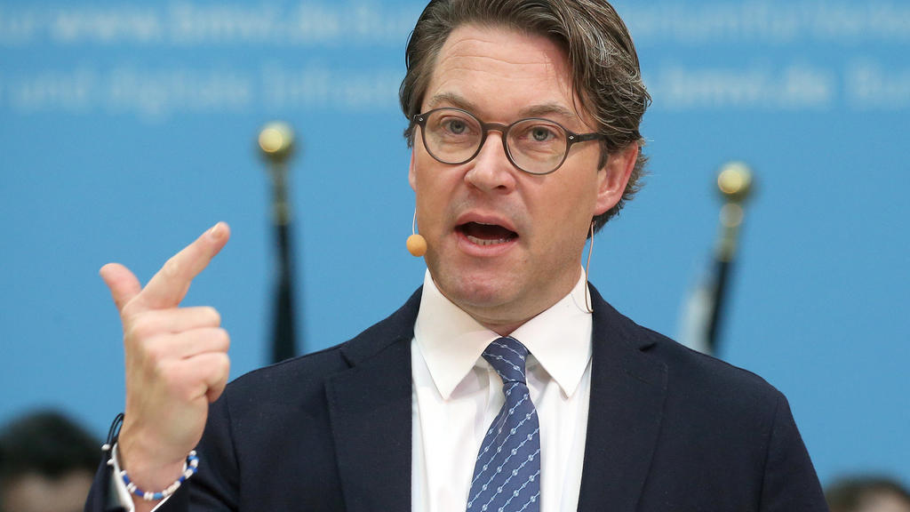 Andreas Scheuer (CSU), Bundesverkehrsminister, gestikuliert im Bundesverkehrsministerium anlässlich der Unterzeichnung einer neuen milliardenschweren Leistungs- und Finanzierungsvereinbarung zwischen Bund und Deutsche Bahn.