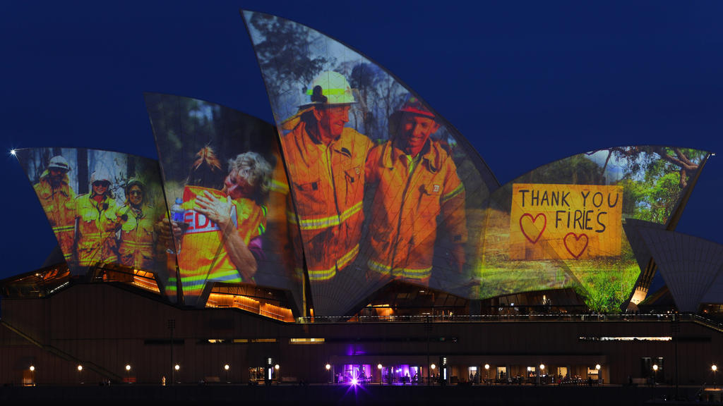 News Bilder des Tages BUSHFIRE SUPPORT SYDNEY OPERA HOUSE, Projections are seen on the sails of the Sydney Opera House in recognition of the communities affected by fires across rural and regional Australia, in Sydney, Saturday, January 11, 2020. Sin