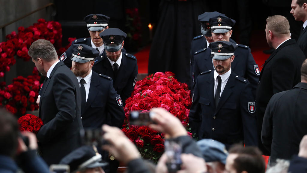 14.01.2020, Hamburg: Der Sarg mit dem Leichnam des Schauspielers Jan Fedder ("Großstadtrevier") wird nach der Trauerfeier von Polizisten aus der Kirche getragen. Fedder war am 30. Dezember gestorben. Foto: Daniel Reinhardt/dpa +++ dpa-Bildfunk +++
