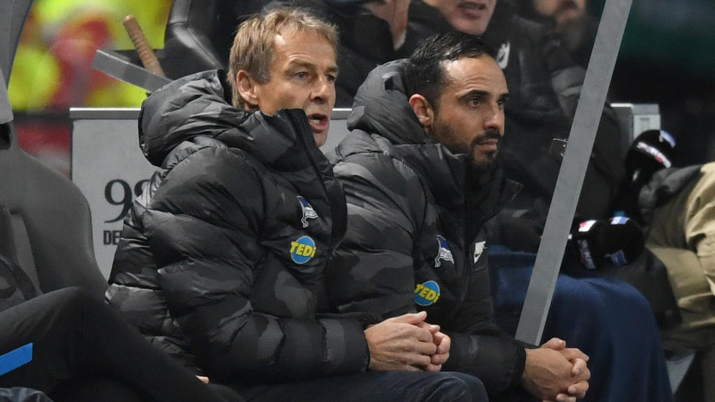 Fussball, Herren, 1. Bundesliga, Saison 2019/20, 17. Spieltag, Hertha BSC - Borussia Mönchengladbach, v. l. Trainer Jürgen Klinsmann Hertha BSC, Co-Trainer Alexander Nouri Hertha BSC auf der Bank, 21.12. 2019, *** Football, men, 1 Bundesliga, season