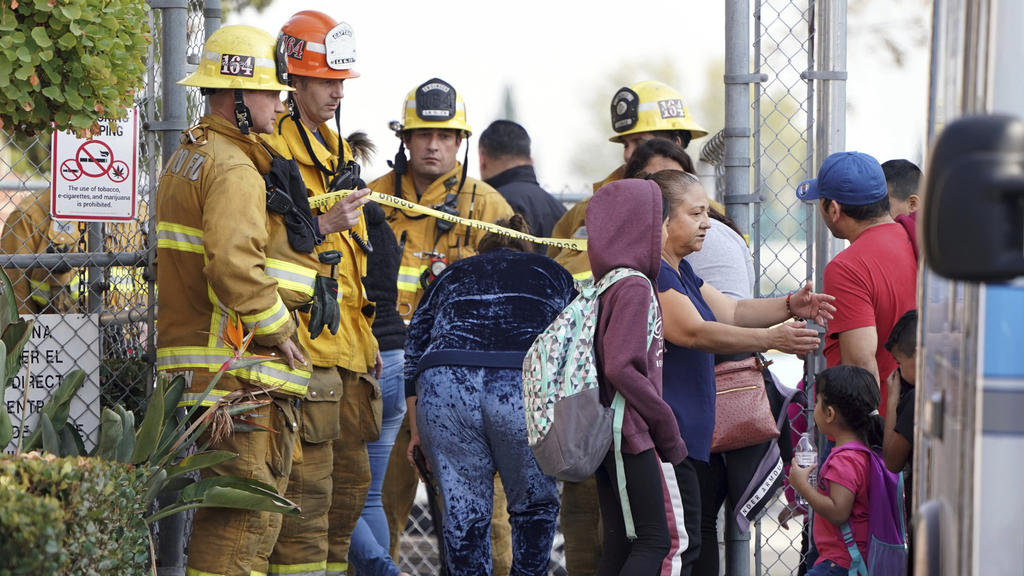 Feuerwehrmänner gewähren Eltern den Zugang zur Park Avenue Grundschule