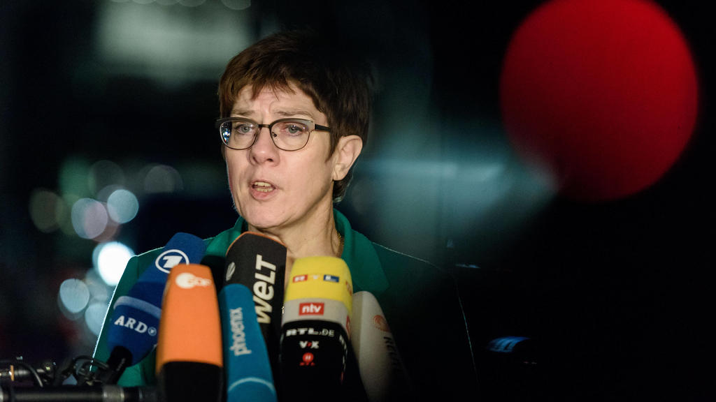 Berlin, Statement von Annegret Kramp-Karrenbauer Deutschland, Berlin - 14.01.2020: Im Bild ist Annegret Kramp-Karrenbauer Verteidigungsministerin, Bundesvorsitzende der CDU während der Pressekonferenz vor dem deutschen Bundestag zu sehen. Berlin Bun