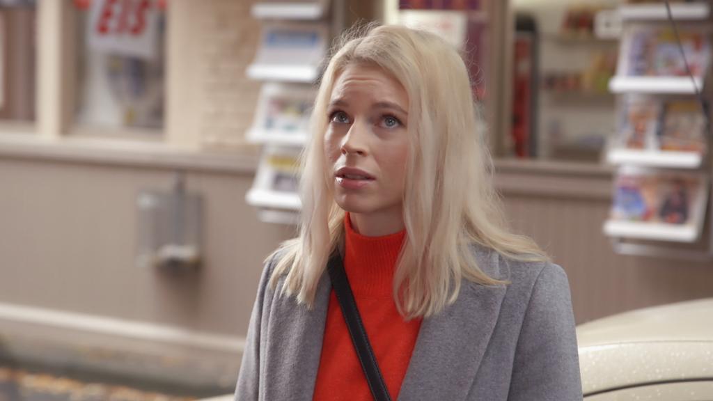 Unter uns: Jana Schäfer schaut die Konditorei Weigel an.