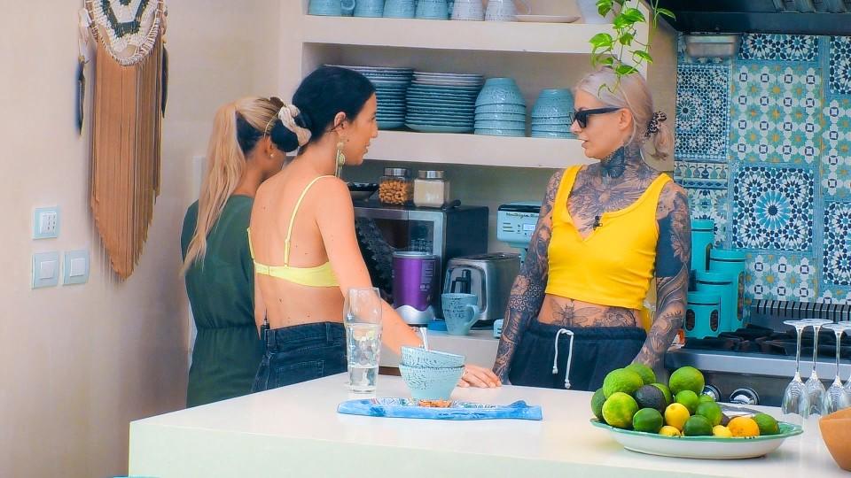 Jenny verkündet den anderen Frauen, dass sie den Kampf um den Bachelor aufgibt.