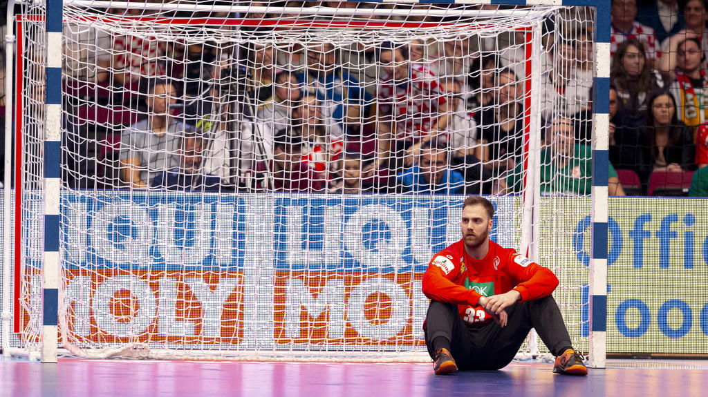 Andreas Wolff Nr. 33, Deutschland ist niedergeschlagen / deprimiert / enttaeuscht. Kroatien vs. Deutschland, Handball, Hauptrunde, EHF Euro 2020, 18.01.20 Wien Wien Oesterreich *** Andreas Wolff No 33, Germany is depressed depressed disappointed Cro