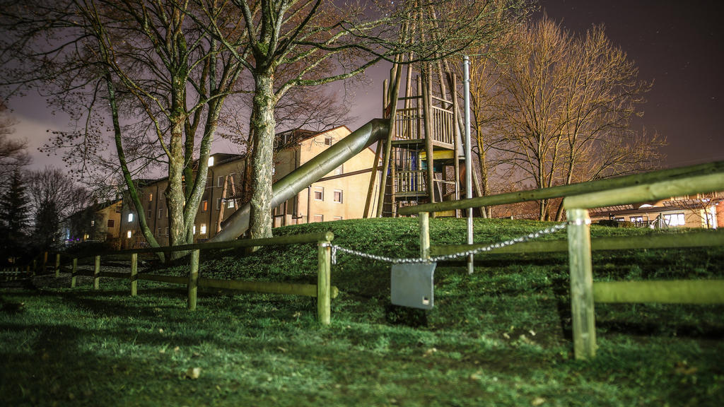 Baden-Württemberg, Schwäbisch Gmünd: Das Licht von einem Supermarkt fällt auf einen Spielplatz nahe der Rems. Ein dreijähriger Junge, der dort mit seiner Kindergartengruppe gespielt hatte, ist vermutlich in der Rems ertrunken. Foto: Chris
