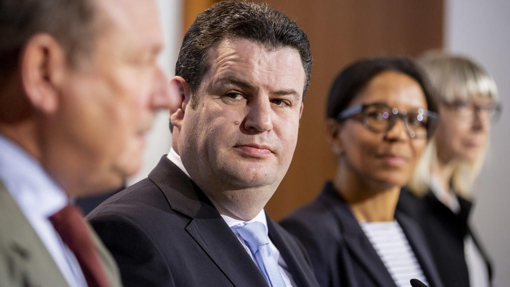 21.01.2020, Berlin: Frank Bsirske (l-r), ehemaliger Vorsitzender der Gewerkschaft ver.di, Hubertus Heil (SPD), Bundesarbeitsminister, Janina Kugel, Vorstandsmitglied und Leiterin des Personalwesens der Siemens AG, und Sabine Pfeiffer, Professorin für