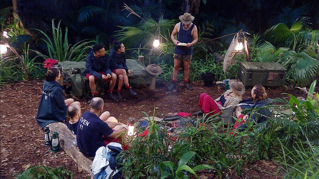 Raúl Richter verkündet im Dschungelcamp 2020, dass alle Camper ihre Luxusgegenstände wegen Regelverstößen abgeben müssen.