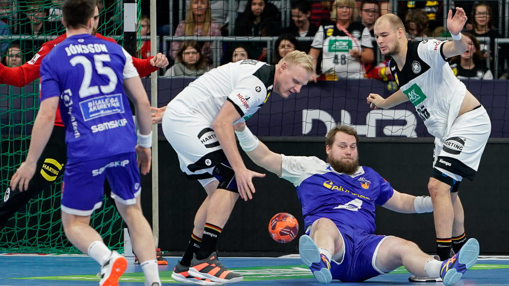 v.li.: Elvar Örn Jonsson HSI, Island, 25, Patrick Wiencek DHB, 7, Kari Kristjan Kristjansson HSI, Island, 3, Paul Drux DHB, 95, Zweikampf, Spielszene, Duell, duel, tackle, tackling, Dynamik, Action, Aktion, 04.01.2020, Mannheim Deutschland, Handball,