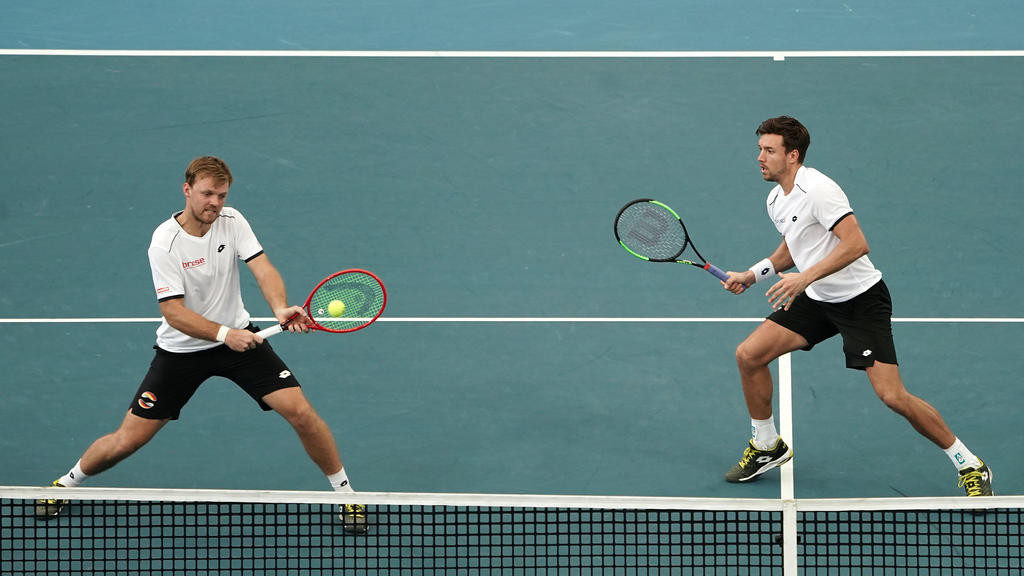 07.01.2020, Australien, Brisbane: Tennis, Herren: ATP Cup - Gruppenphase, Gruppe F, Gruppenspielrunde, Krawietz / Mies (Deutschland) - Auger-Aliassime / Shapovalo (Kanada): Kevin Krawietz (links) und Andreas Mies in Aktion. Foto: Dave Hunt/AAP/dpa ++