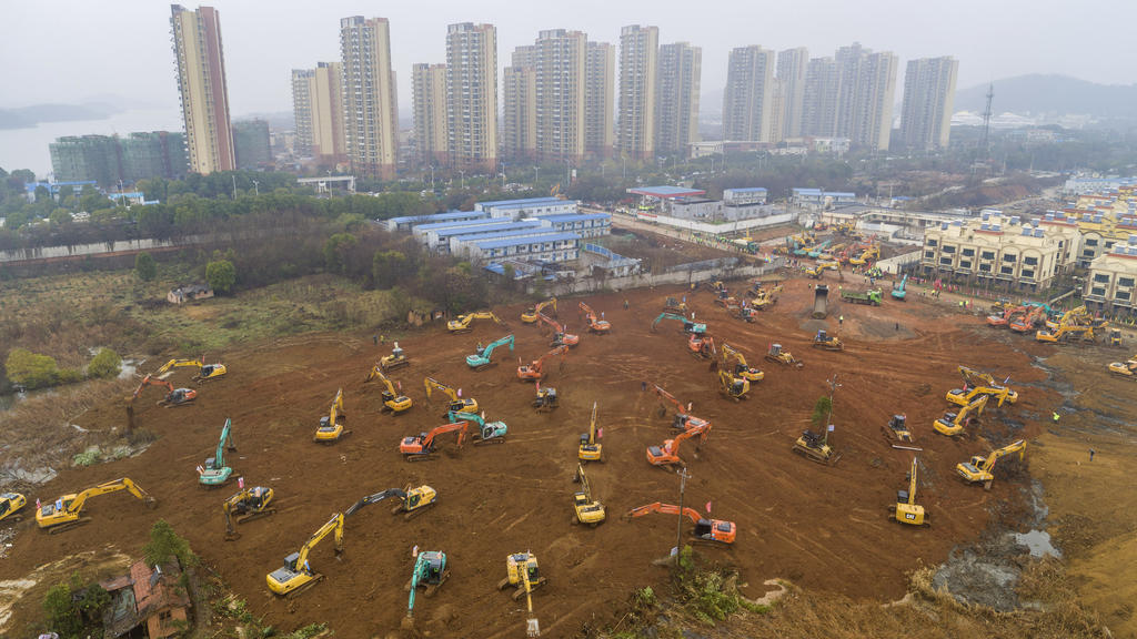 Wuhan hat bereits im Eiltempo den Bau von zwei neuen Krankenhäusern begonnen, mit einer Kapazität von insgesamt 2300 Betten.