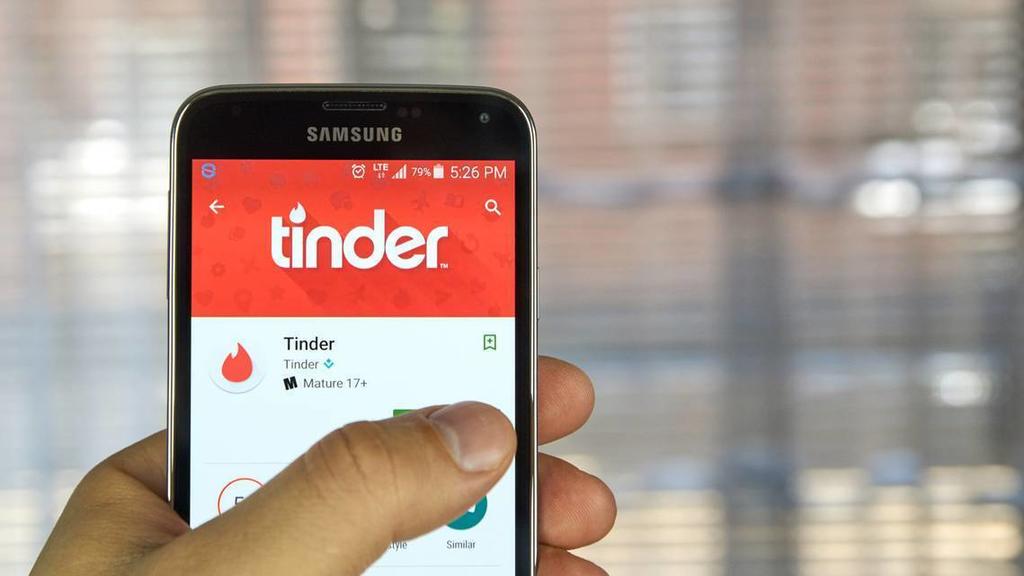 Smartphone mit Tinder-Logo
