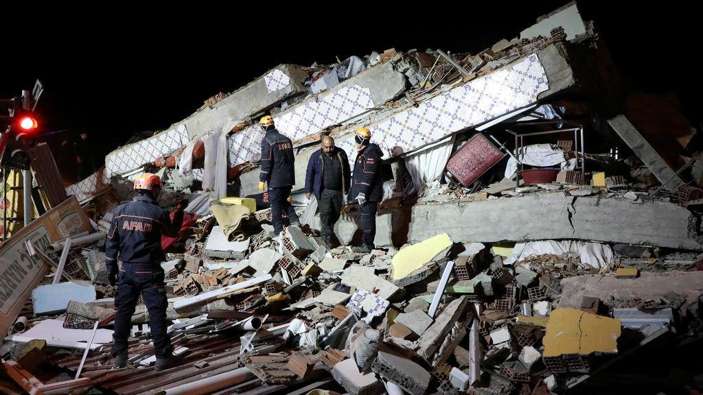 Rettungskräfte suchen in Elazig unter den Trümmern nach Vermissten.