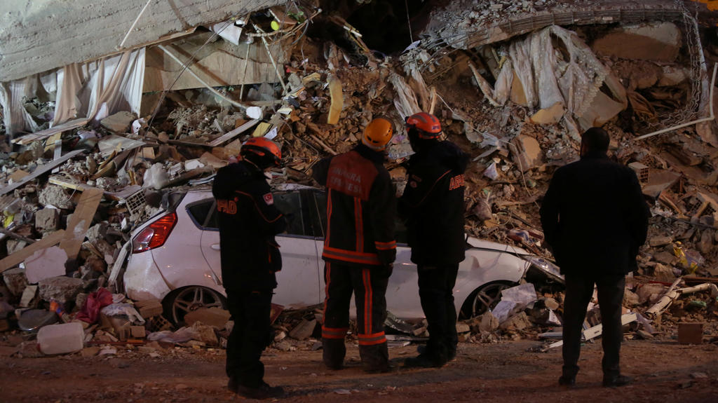 Erdbeben Türkei: Eingestürzte Häuser und Rettungsarbeiten in kalter Winternacht