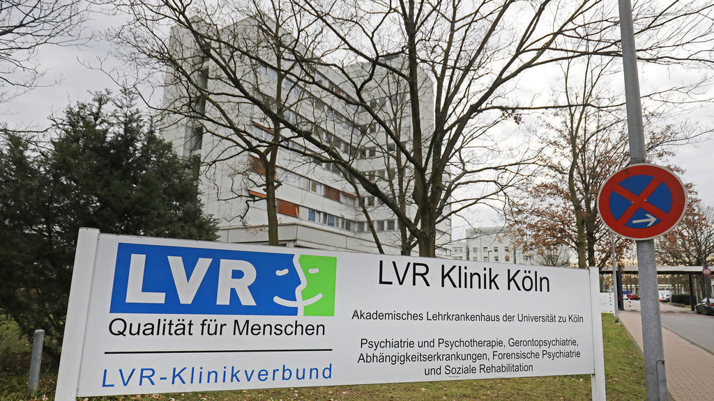 17.01.2020, Nordrhein-Westfalen, Köln: Die LVR Klinik in Köln. Ein möglicher Bombenfund in Köln könnte große Auswirkungen auf Patienten einer Klinik und den Verkehr auf der A3 haben. Sollte eine Entschärfung notwendig werden, muss die Autobahn eventu