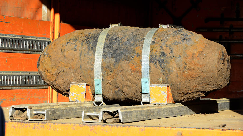 21.01.2020, Nordrhein-Westfalen, Köln: Die Zehn-Zentner-Weltkriegsbombe, die zuvor vom Kampfmittelbeseitigungsdienst entschärft worden ist. «Um 11.53 Uhr meldeten die Sprengstoffexperten dem Ordnungsamt Entwarnung. Der Blindgänger werde nun verladen,