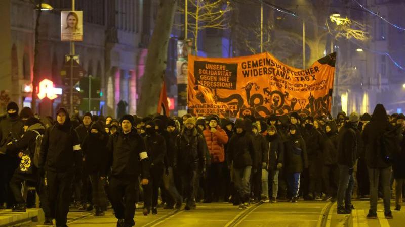 Vor der "Indymedia"-Demonstration in Leipzig hatten Politik und Polizei zur Friedlichkeit gemahnt. Doch die Appelle nützten nichts.