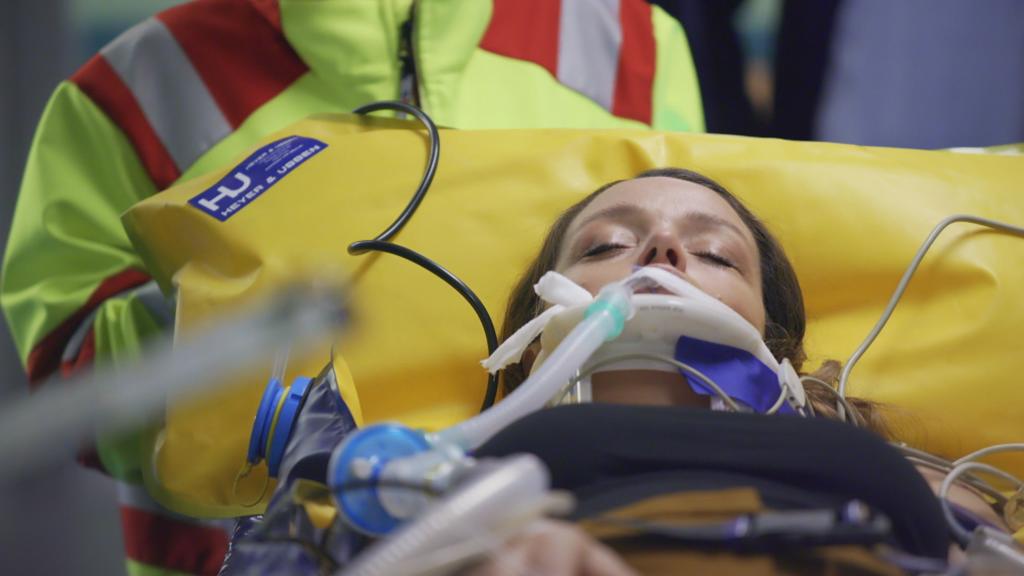 AWZ: Jenny wird ins Krankenhaus eingeliefert.