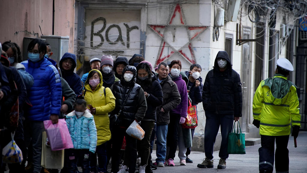 People line up outside a drugstore to buy masks in Shanghai, China January 24, 2020. REUTERS/Aly Song TPX IMAGES OF THE DAY