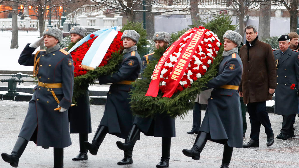 29.01.2020, Russland, Moscow: Markus Söder (CSU - 2.v.r.), Ministerpräsident von Bayern, legt an der Kremlmauer am Grab des Unbekannten Soldaten einen Kranz nieder. Unter dem Eindruck internationaler Krisen und den seit 2014 bestehenden Sanktionen de
