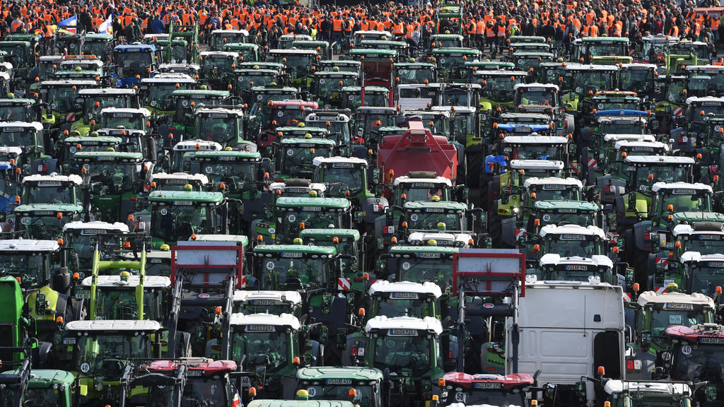 Landwirte aus Mecklenburg-Vorpommern standen am 22.10.2019 mit ihren Treckern bei einer Protestaktion gegen das Agrarpaket der Bundesregierung im Rostocker Stadthafen.