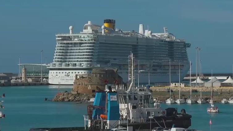 Schiff im Hafen bei Rom