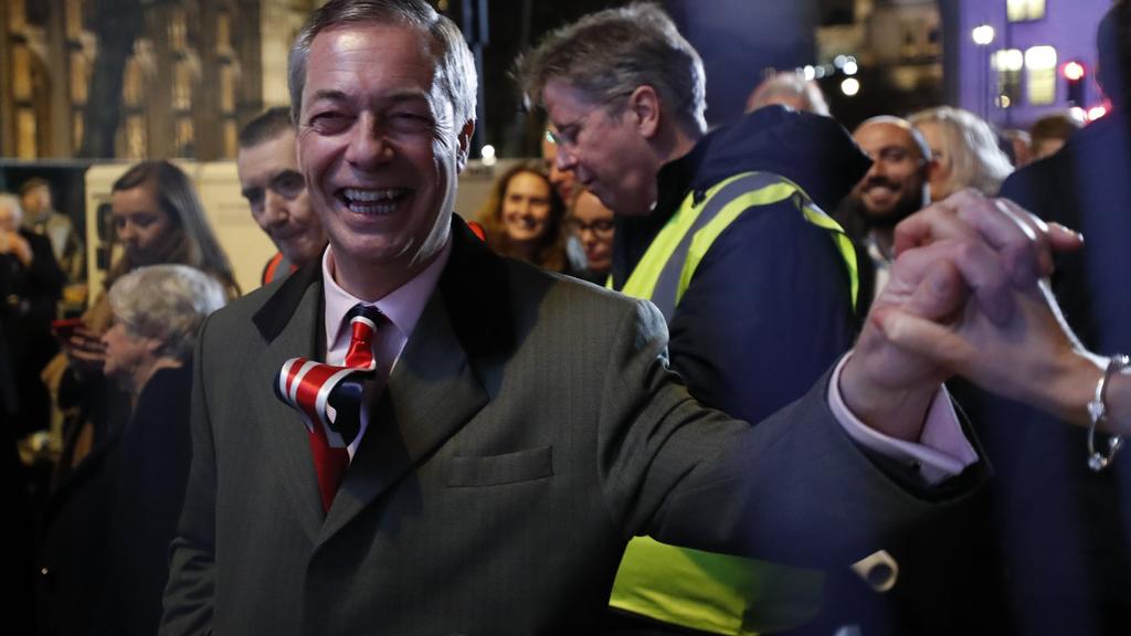 31.01.2020, Großbritannien, London: Nigel Farage, Vorsitzender der Brexit-Partei, schüttelt einem Anhänger die Hand. Mehr als dreieinhalb Jahre nach dem Brexit-Votum der Briten hat Großbritannien die EU am 31.01.2020 um 24.00 Uhr (MEZ), 23 Uhr Ortsze