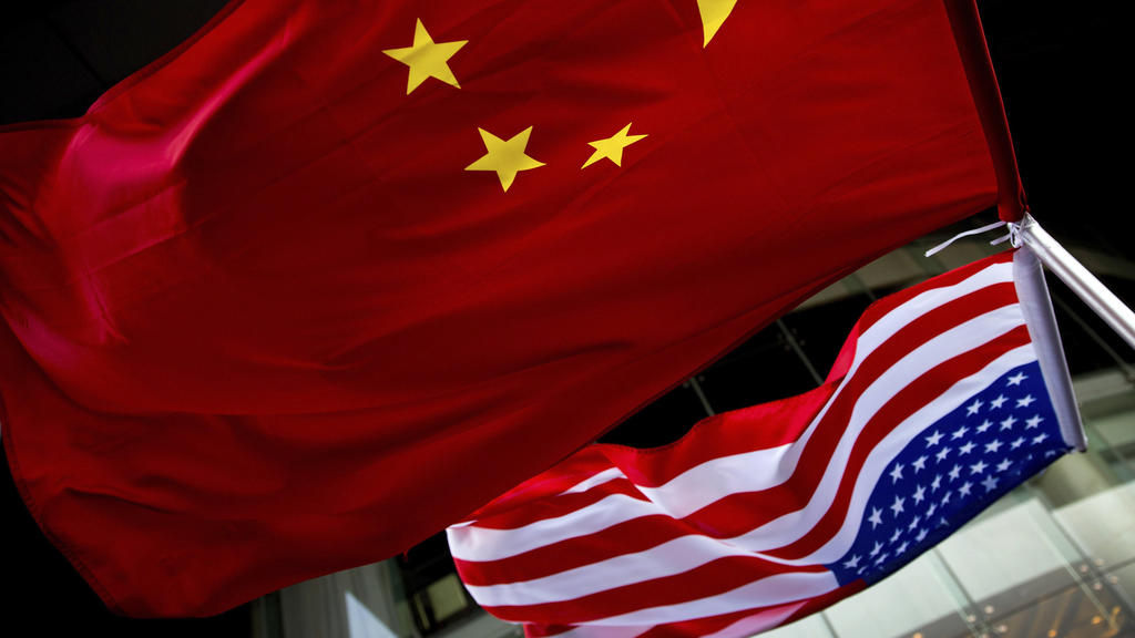 ARCHIV - 07.11.2012, China, Peking: Die US-amerikanische (unten) und chinesische Nationalflaggen wehen vor einem Hotel. (zu dpa "China und USA wollen erstes Handelsabkommen unterzeichnen") Foto: Andy Wong/AP/dpa +++ dpa-Bildfunk +++