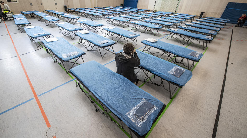 31.01.2020, Hessen, Frankfurt/Main: Dutzende Feldbetten stehen in einer Turnhalle auf dem Gelände des Flughafens in Frankfurt für die Ankunft von rund 90 Menschen aus dem vom Corona-Virus besonders betroffenen chinesischen Gebiet um Wuhan bereit. Die