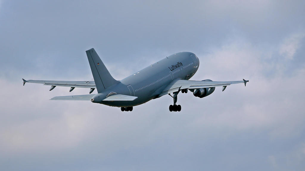 31.01.2020, Nordrhein-Westfalen, Köln: Der Airbus A310 "Kurt Schumacher" startet auf dem Flughafen Köln Bonn in Richtung Wuhan, um Deutsche aus der vom Coronavirus am stärksten betroffenen chinesischen Provinz Hubei auszufliegen. Foto: Oliver Berg/dp