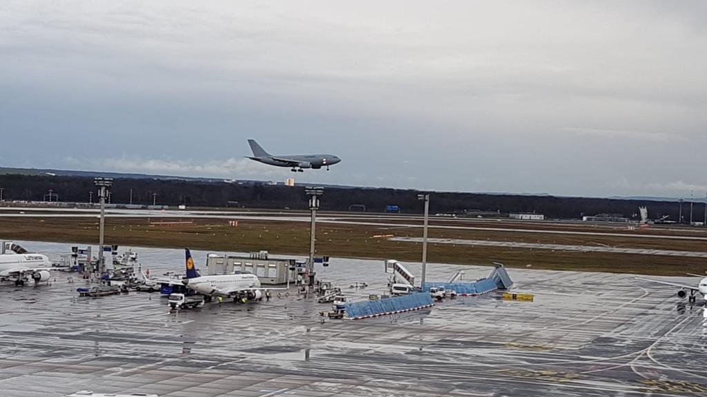 Die Maschine der Luftwaffe brachte die Wuhan-Rückkehrer nach Frankfurt.